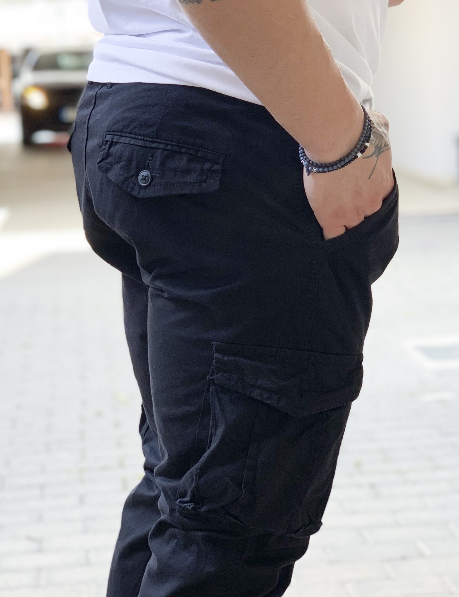 Ανδρικό μαύρο υφασμάτινο cargo παντελόνι 210922V φωτογραφία